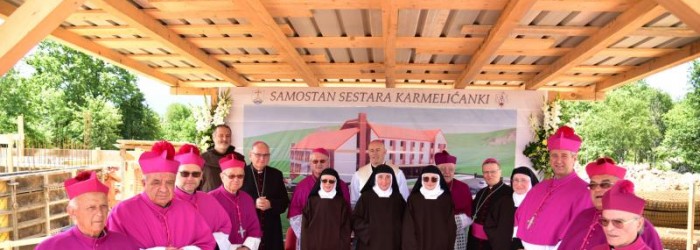 U Gospiću je Apostolski nuncij u Republici Hrvatskoj mons. Giorgio Lingua blagoslovio kamen temeljac za samostan sestara karmelićanki